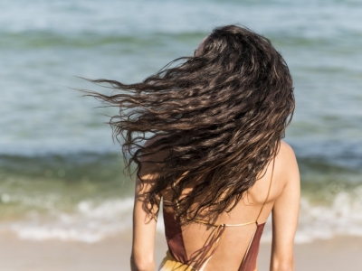 Caída de pelo en verano: Causas y soluciones
