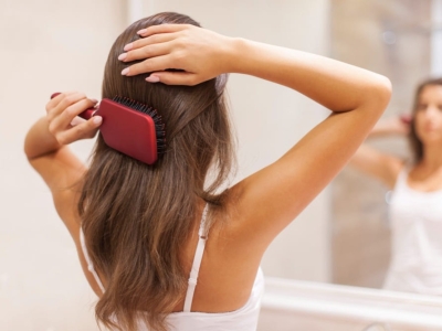¿Peine o cepillo? Aprende cómo peinar tu pelo y los accesorios ideales para ti